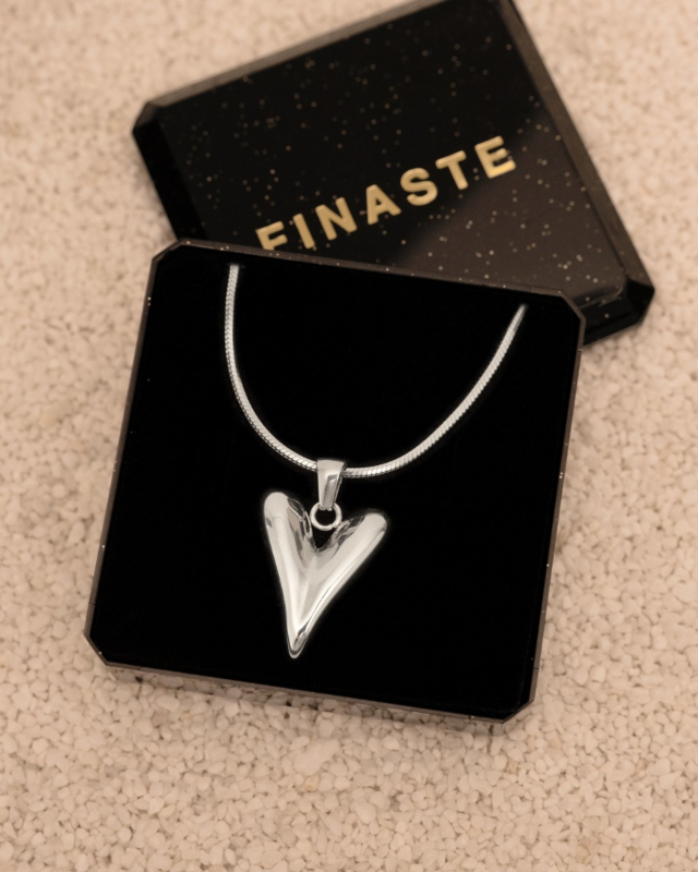 Lange zilveren ketting met hartje in sieradendoosje