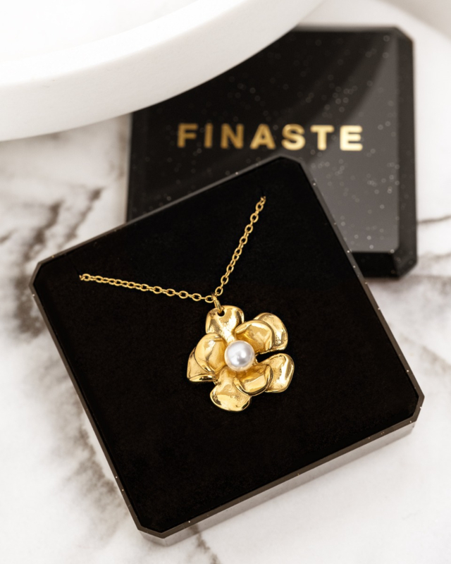Gouden bloemetjes ketting in sieradendoosje