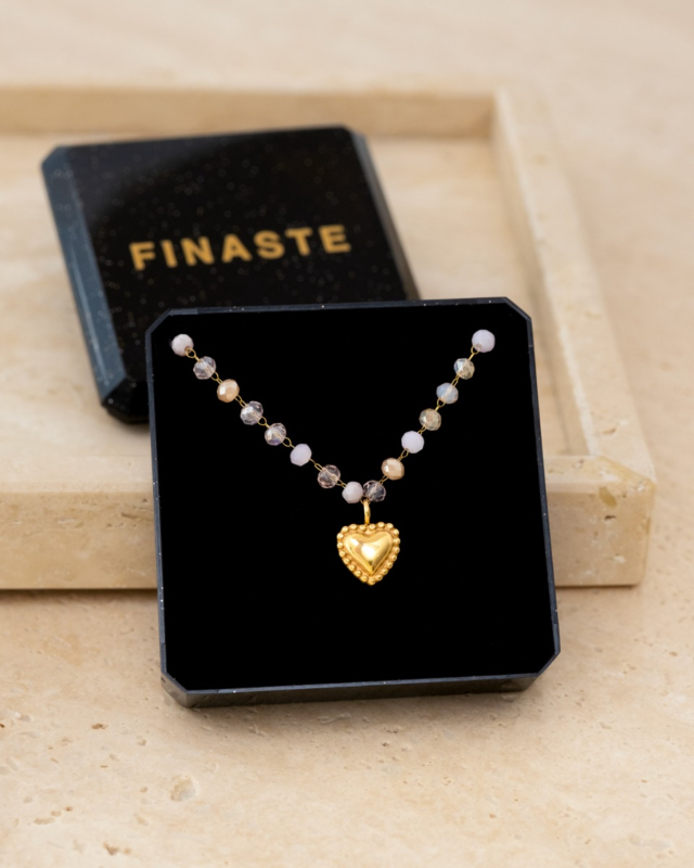 Gouden hartjes ketting kralen in sieradendoosje