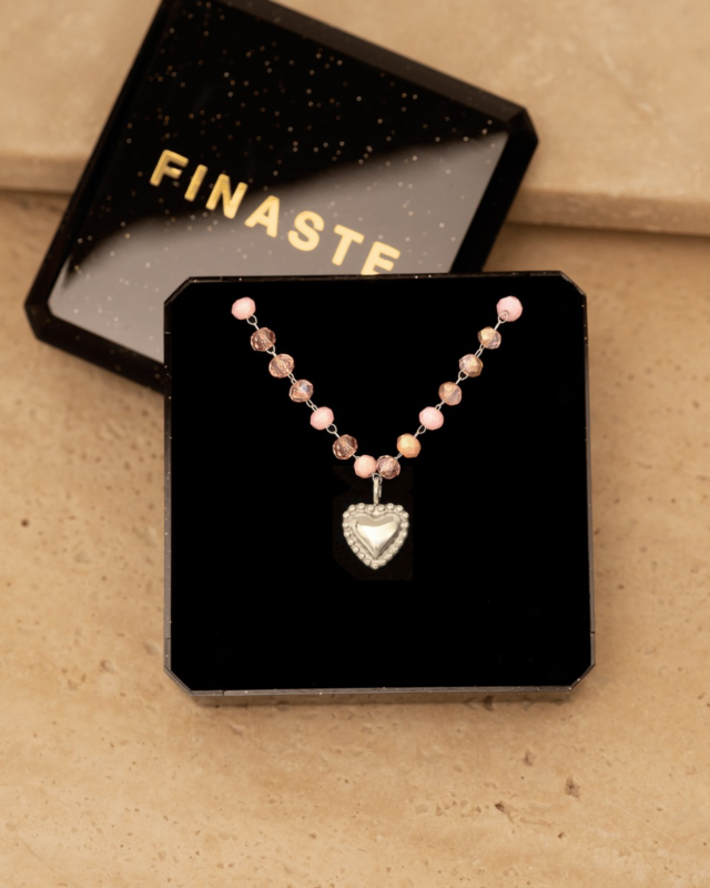 Kralen ketting met zilver hartje in sieradendoosje