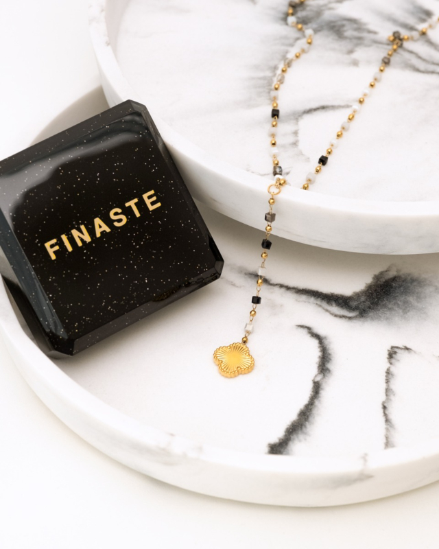 Kralen ketting bloem bedel met sieradendoosje