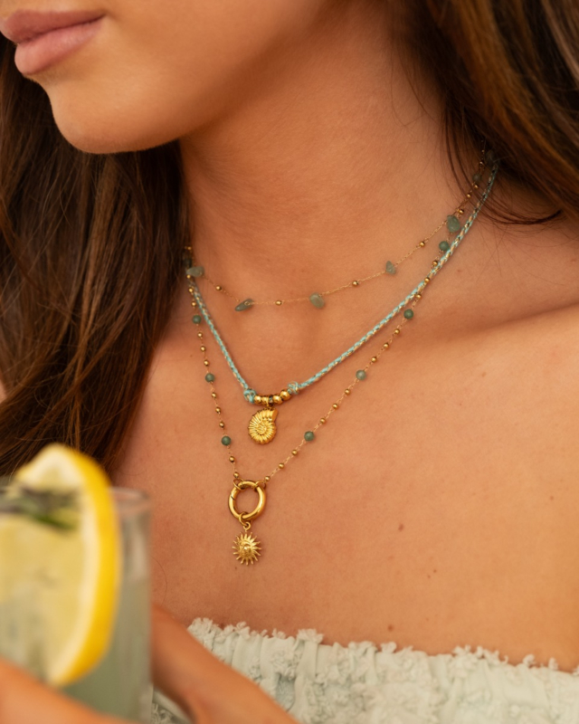 Gouden necklaceparty met groene details