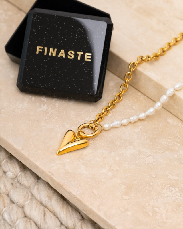 Hartjes ketting met parels en sieradendoosje
