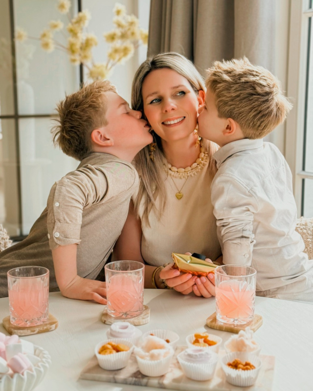 Miriam en kinderen met kettingen set