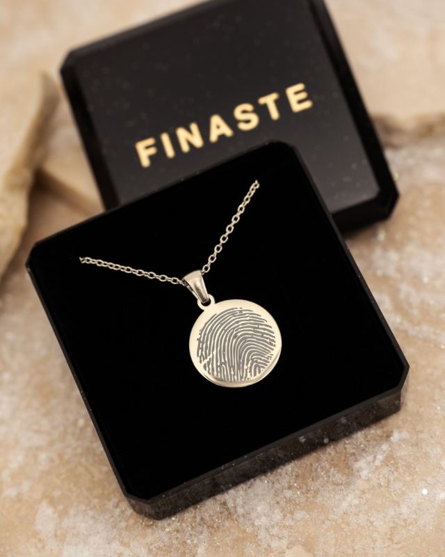 Zilveren vingerafdruk ketting in sieradendoosje