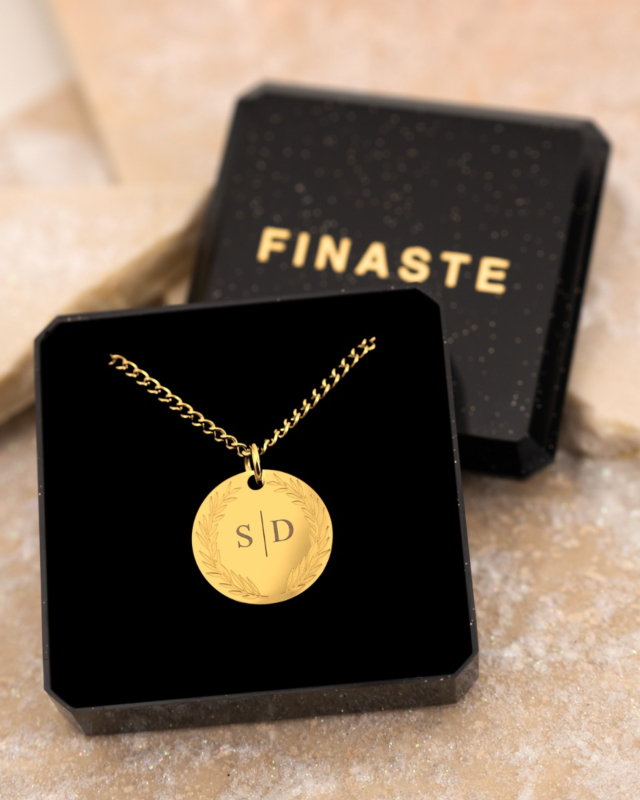 Gouden coin ketting met 2 letters in sieradendoosje