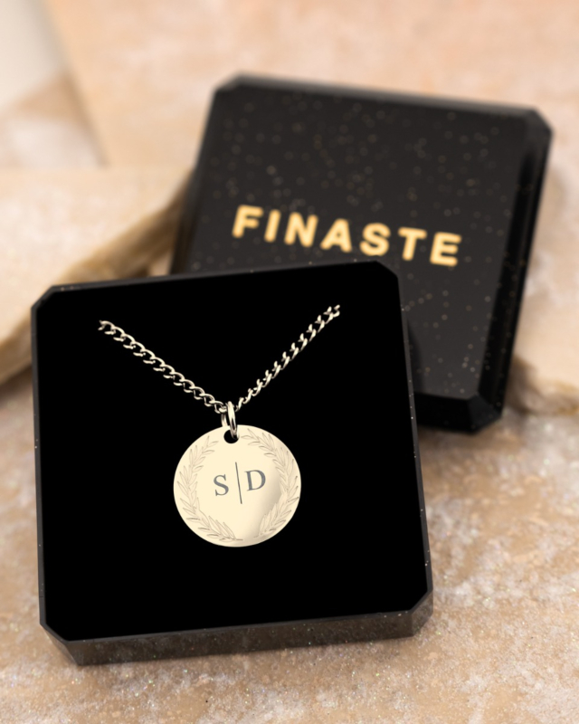 Zilveren ketting met 2 letters in sieradendoosje