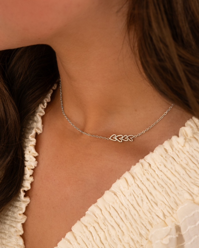 Model draagt hartjes ketting met 4 hartjes