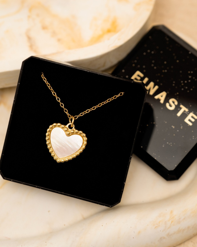 Gouden hartjes ketting in sieradendoosje