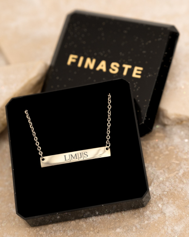 Zilveren bar ketting met initials in sieradendoosje
