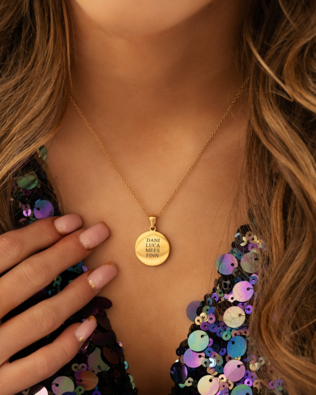 Gouden familie ketting om hals