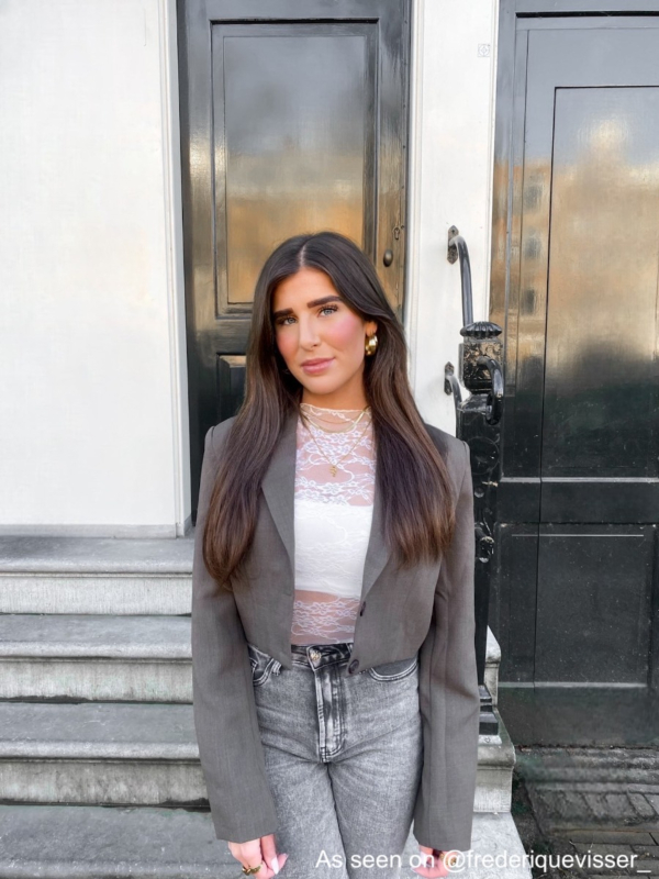 Influencer met gouden oorbellen