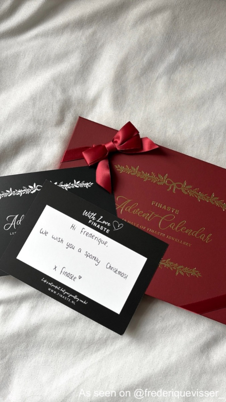 Influencer met adventskalender sieraden met kaartje