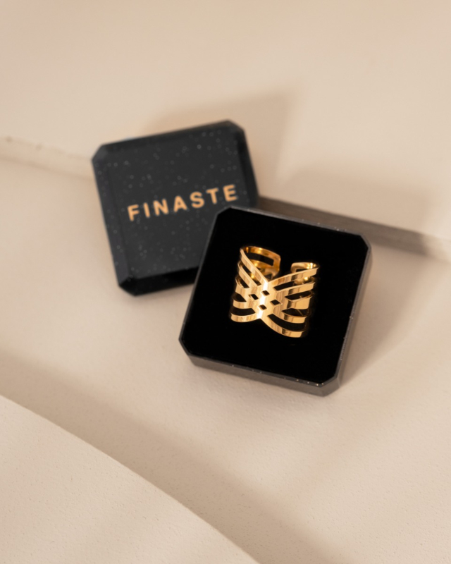 Gouden ring vintage style in sieradendoosje