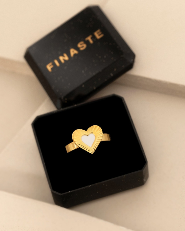 Gouden hartjes ring met wit in sieradendoosje