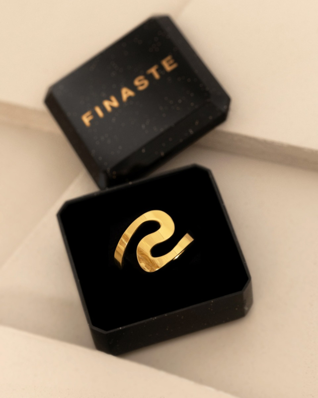 Gouden swirl ketting in sieradendoosje