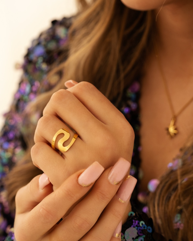 Gouden swirl ring met model