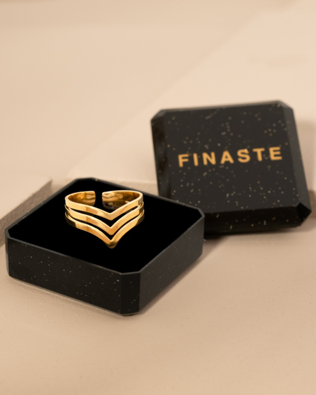 Gouden ring v in sieradendoosje
