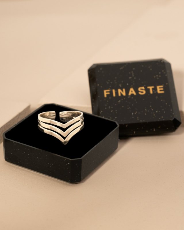 v ring in sieradendoosje
