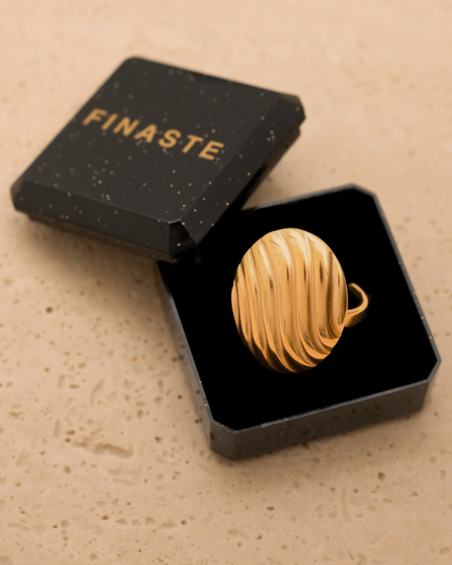 Gouden ring in doosje