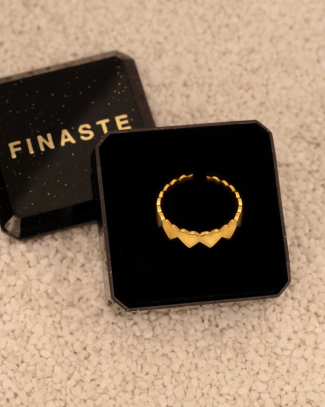 Gouden verstelbare hartjes ring in sieradendoosje