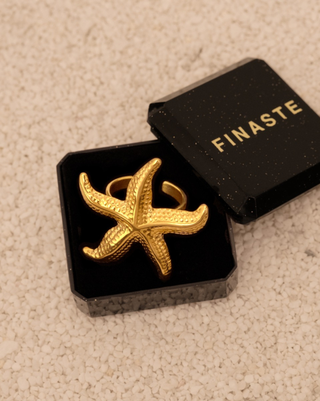 Gouden zeester ring in sieradendoosje