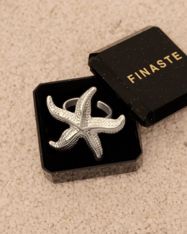 Zilveren statement ring in sieradendoosje