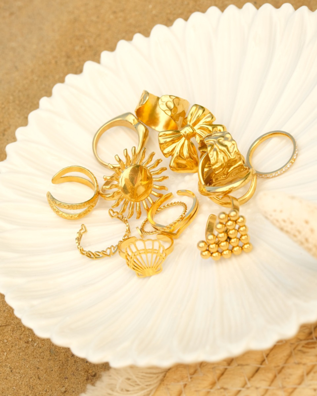 Gouden ringen mix op schelp