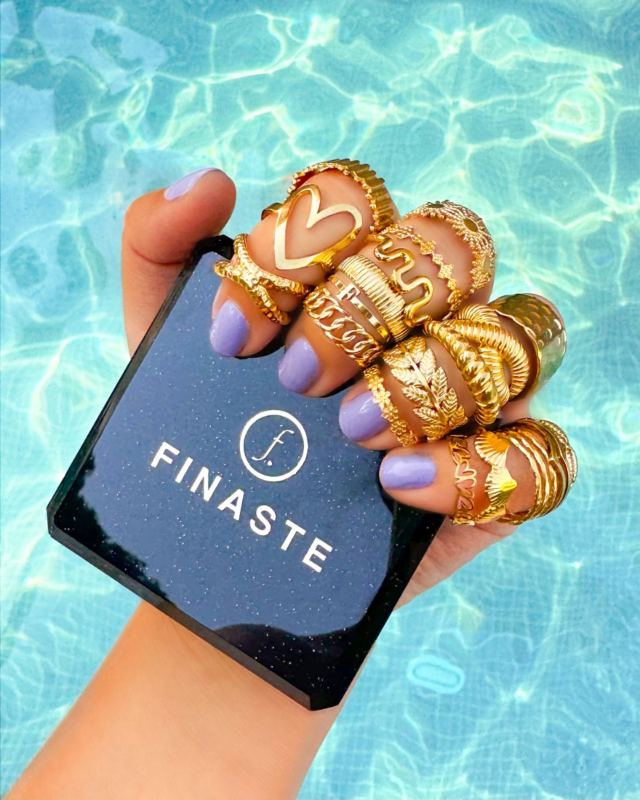 Gouden ringparty bij het water