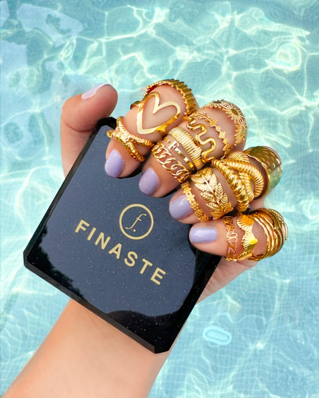 Gouden ringparty bij het water