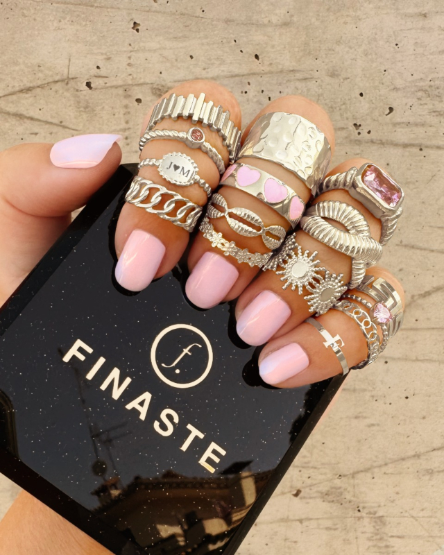 Zilveren ringparty met roze details