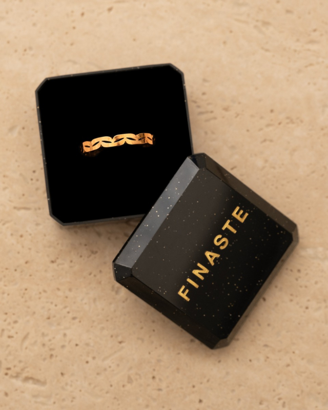 Gouden ring in doosje