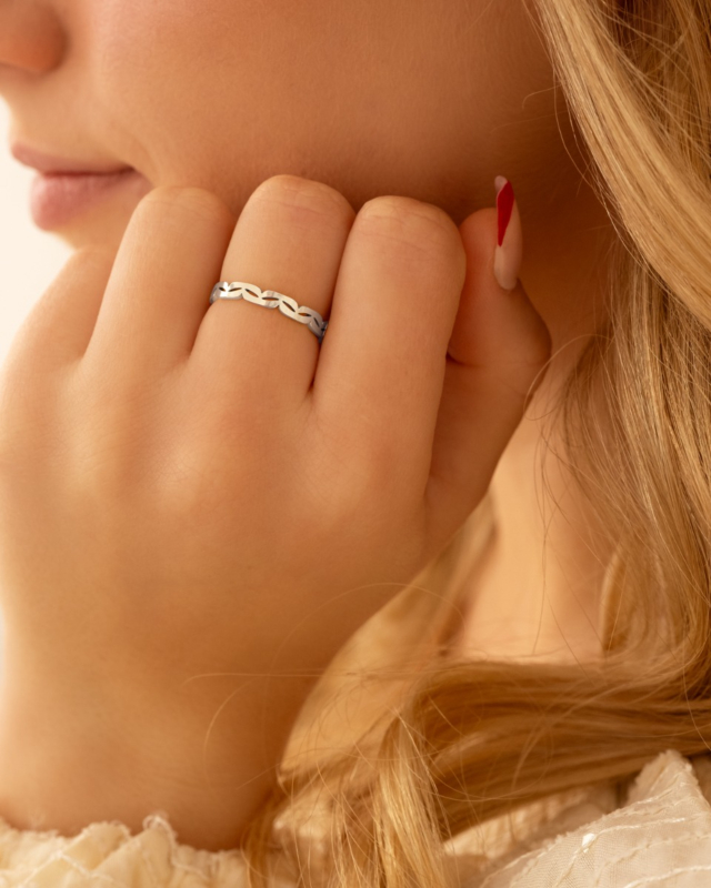 Zilveren chain link ring bij model