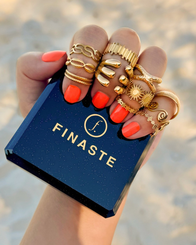 Gouden ringparty met rode nagels