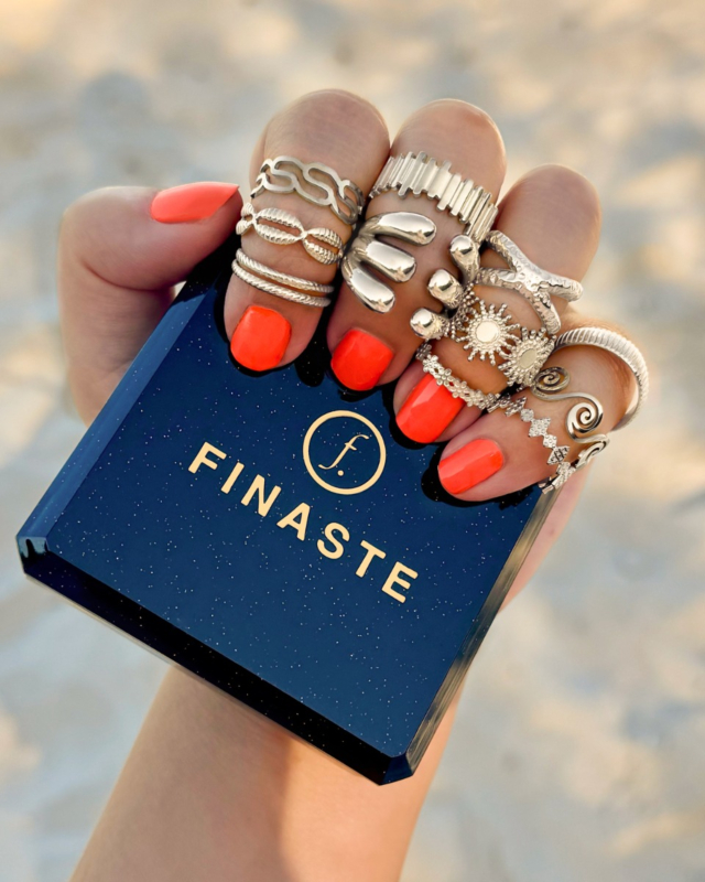 Zilveren ringparty met rode nagels