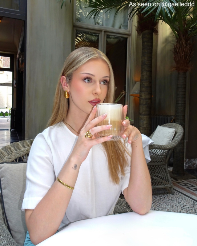 Model met gouden teardrop oorbellen van Finaste 