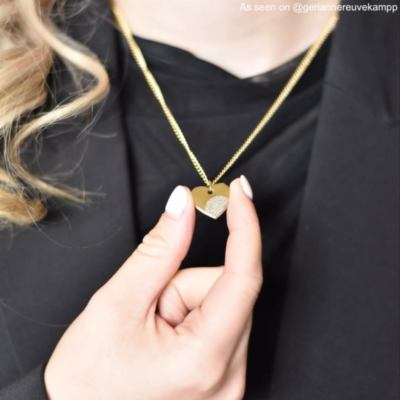 Influencer met gouden ketting met vingerafdruk