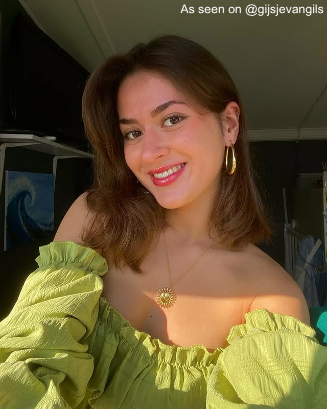 Influencer met zon ketting. 