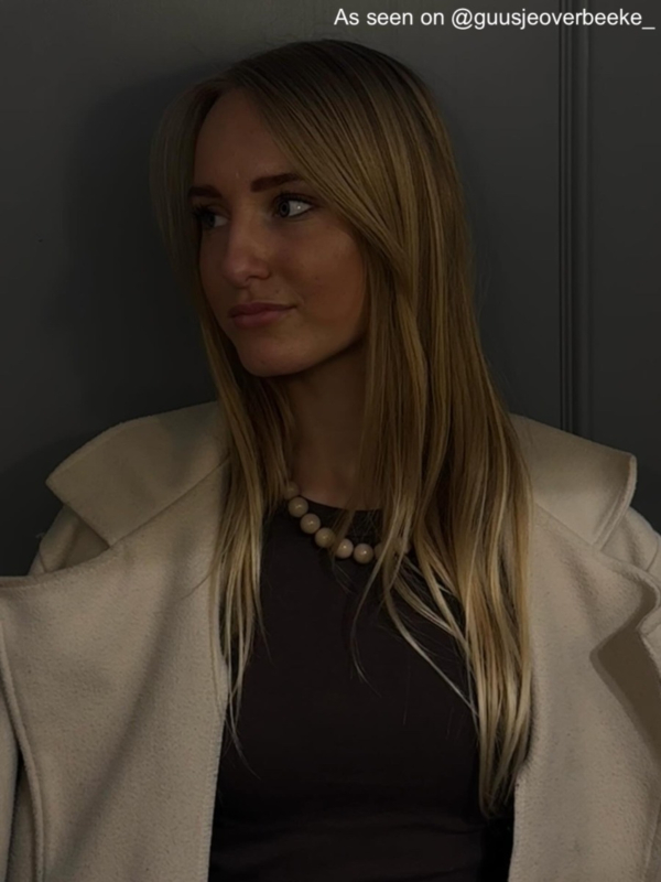 Influencer met kralenketting beige