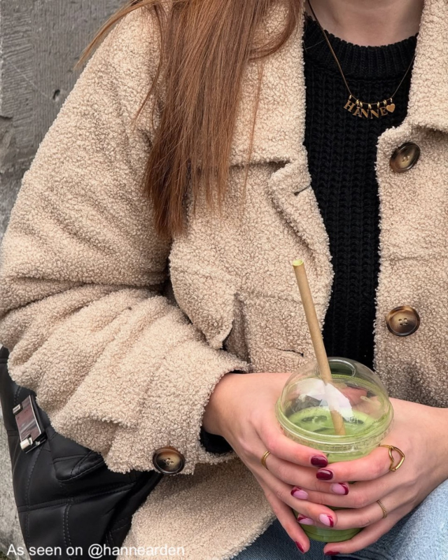 Influencer met initial ketting