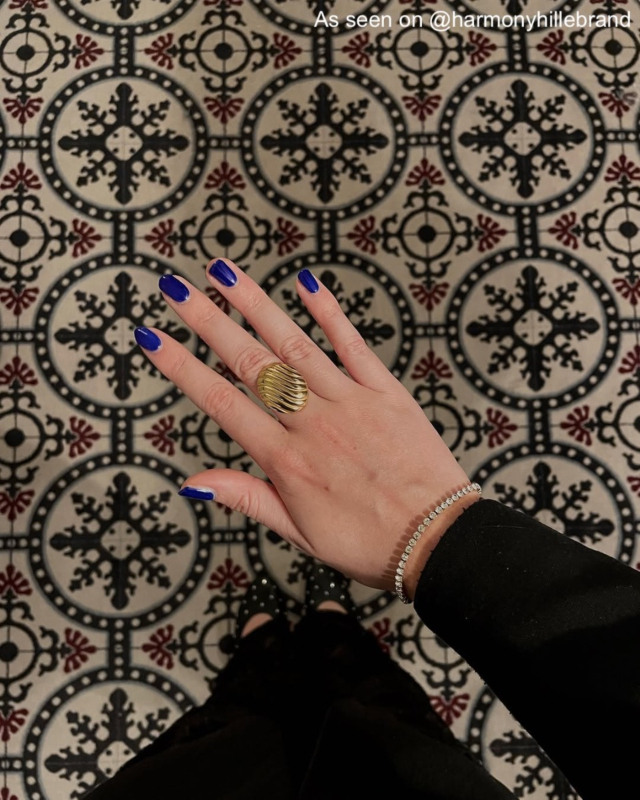 Influencer met sieraden