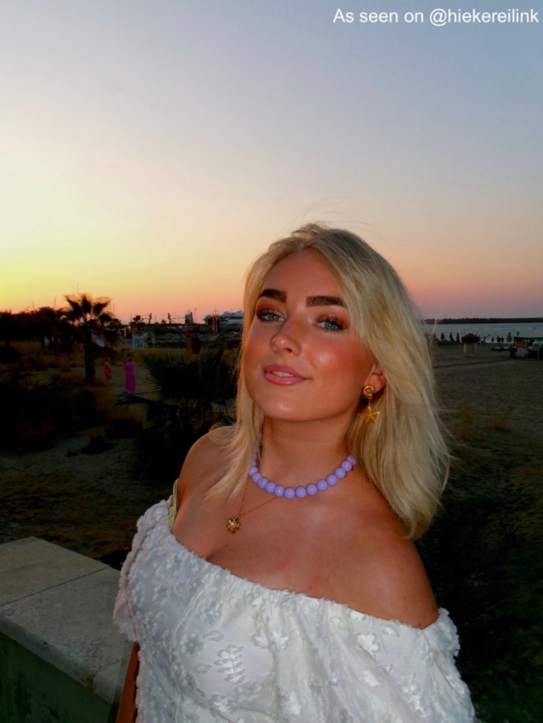 influencer met paarse kralen ketting