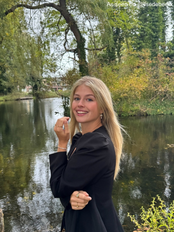 Influencer met oorringetjes