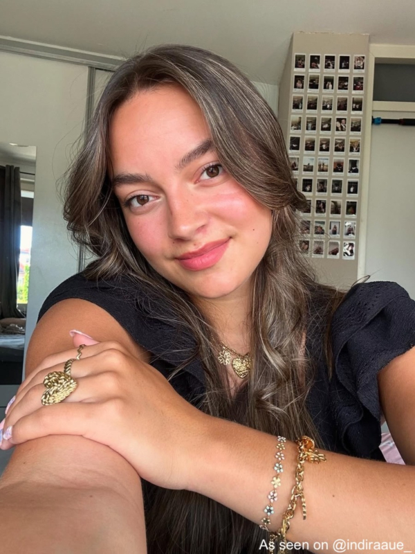 Influencer met matchende sieraden