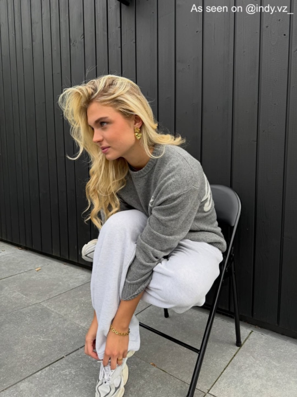 influencer met hartjes oorbellen uit advent 2025