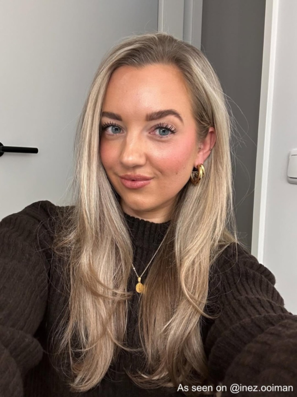 influencer draagt goudkleurige oorbellen