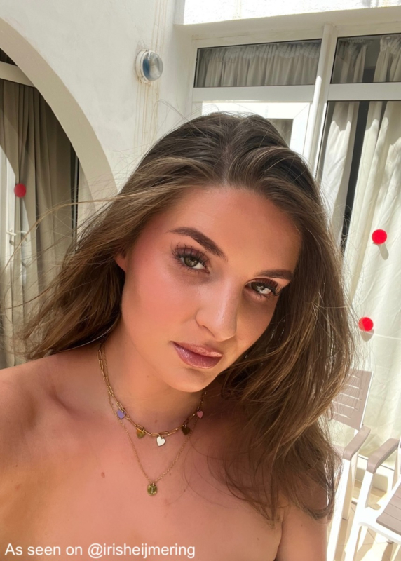 Influencer met gouden kettingen