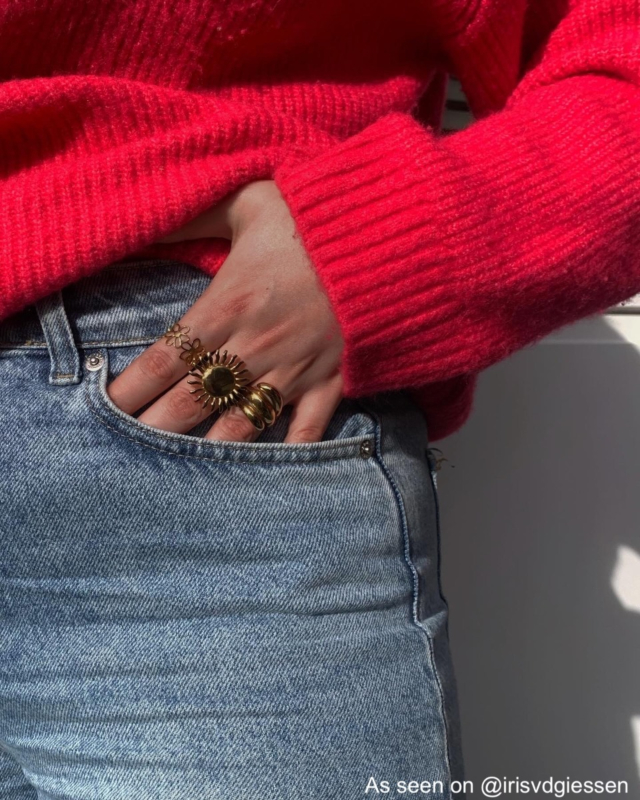 Influencer met gouden ringen
