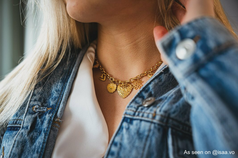 Influencer met de bedel ketting. 