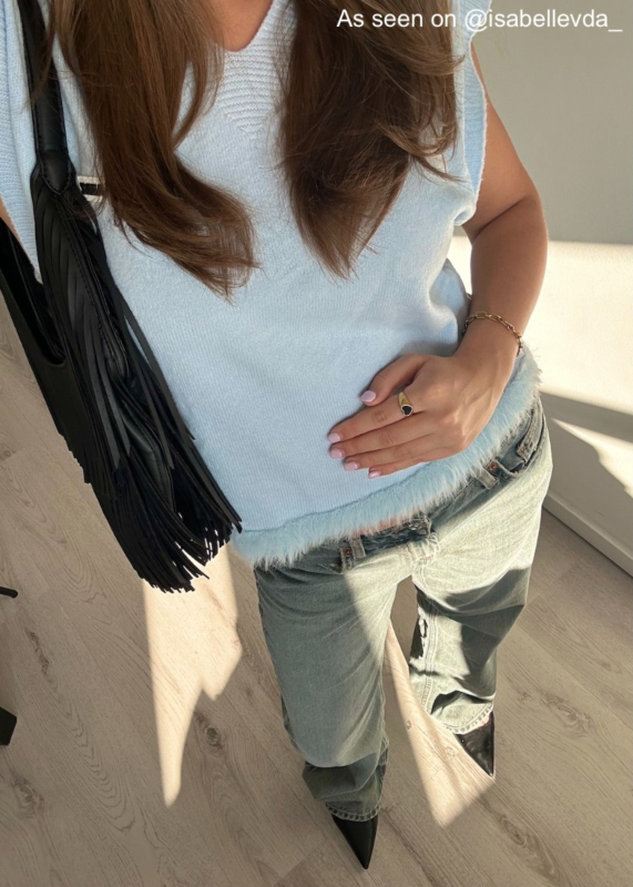 Influencer draagt armband en gouden/zwarte hart ring